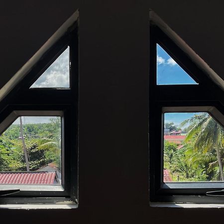 Seashell Guesthouse, Bar And Tattoos ロンサレム島 エクステリア 写真