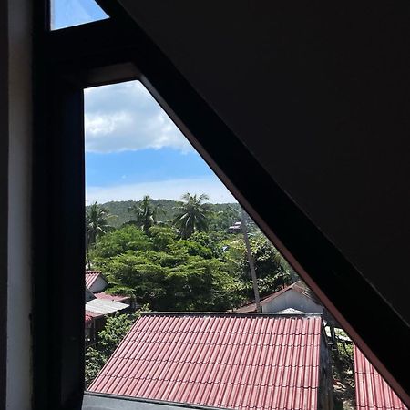 Seashell Guesthouse, Bar And Tattoos ロンサレム島 エクステリア 写真