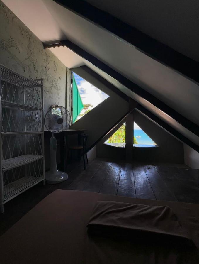 Seashell Guesthouse, Bar And Tattoos ロンサレム島 エクステリア 写真