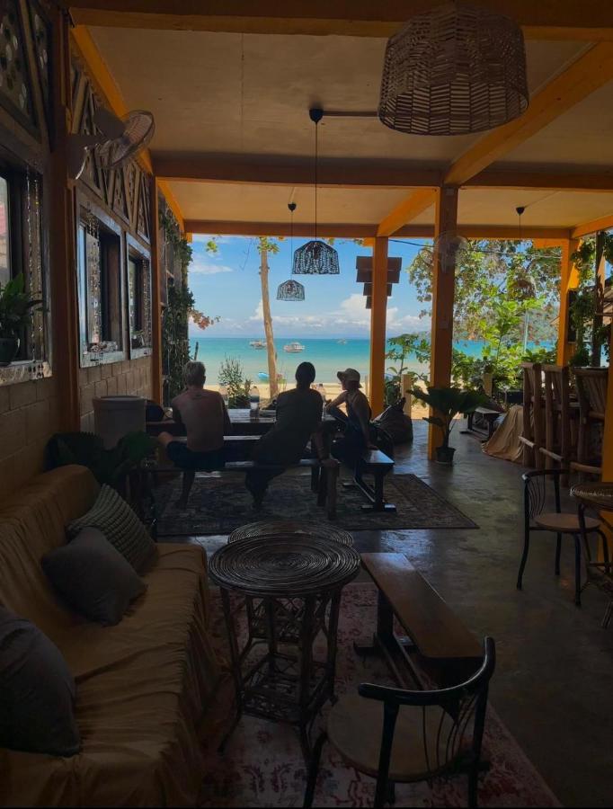 Seashell Guesthouse, Bar And Tattoos ロンサレム島 エクステリア 写真
