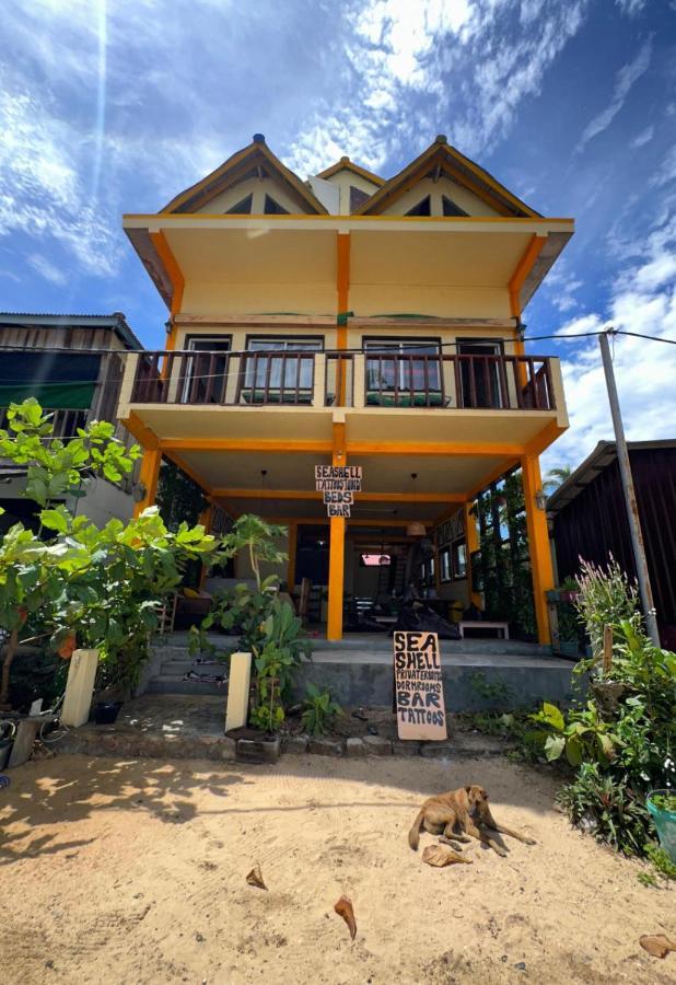 Seashell Guesthouse, Bar And Tattoos ロンサレム島 エクステリア 写真