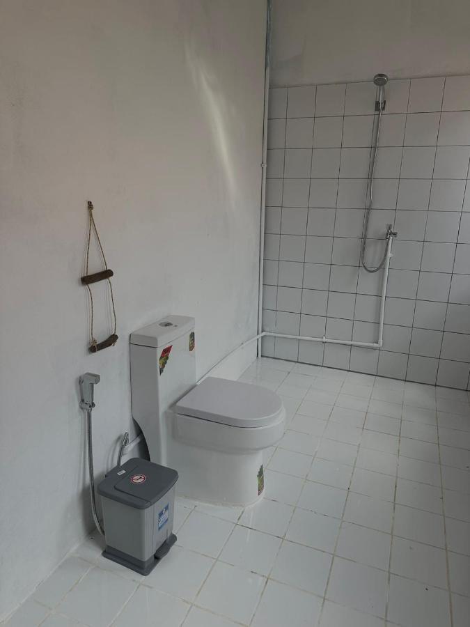 Seashell Guesthouse, Bar And Tattoos ロンサレム島 エクステリア 写真