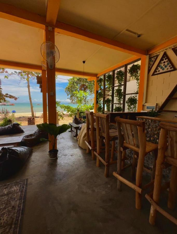 Seashell Guesthouse, Bar And Tattoos ロンサレム島 エクステリア 写真