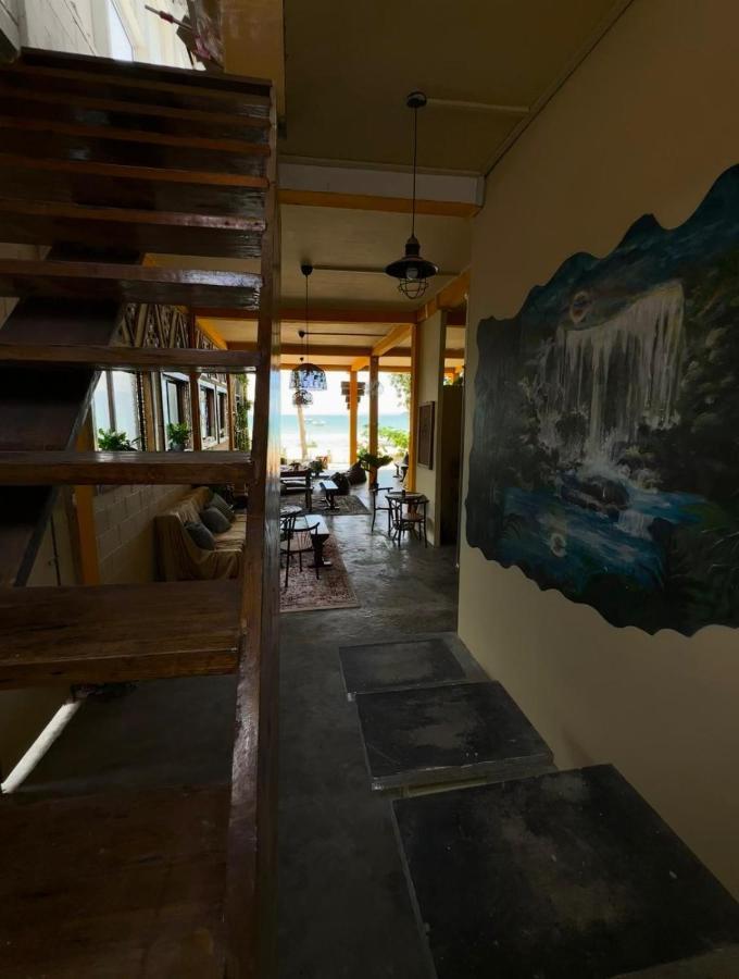 Seashell Guesthouse, Bar And Tattoos ロンサレム島 エクステリア 写真