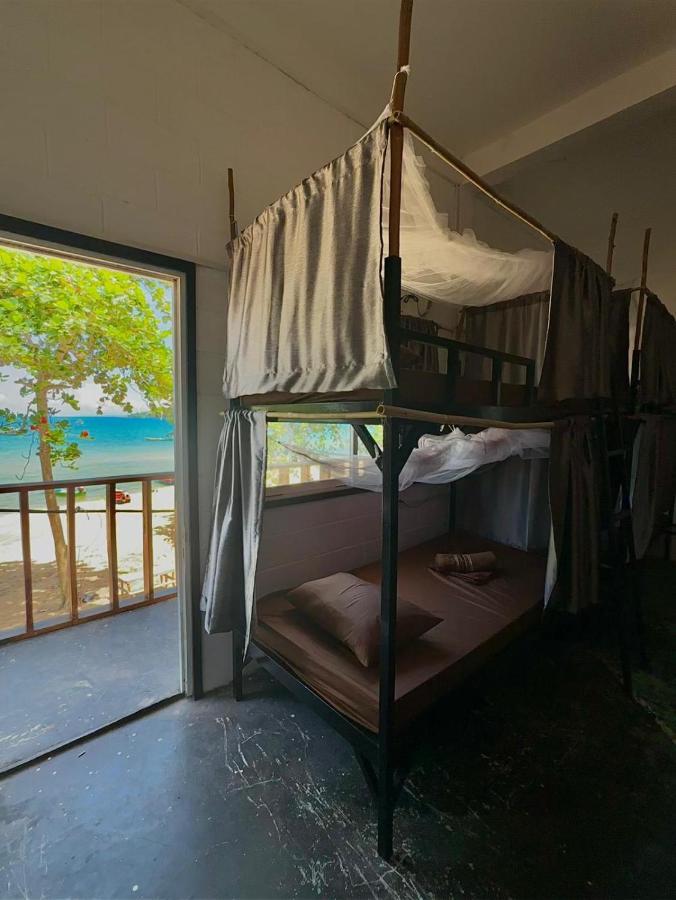 Seashell Guesthouse, Bar And Tattoos ロンサレム島 エクステリア 写真