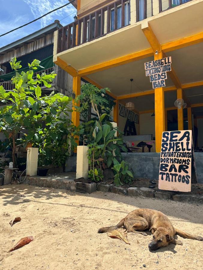 Seashell Guesthouse, Bar And Tattoos ロンサレム島 エクステリア 写真