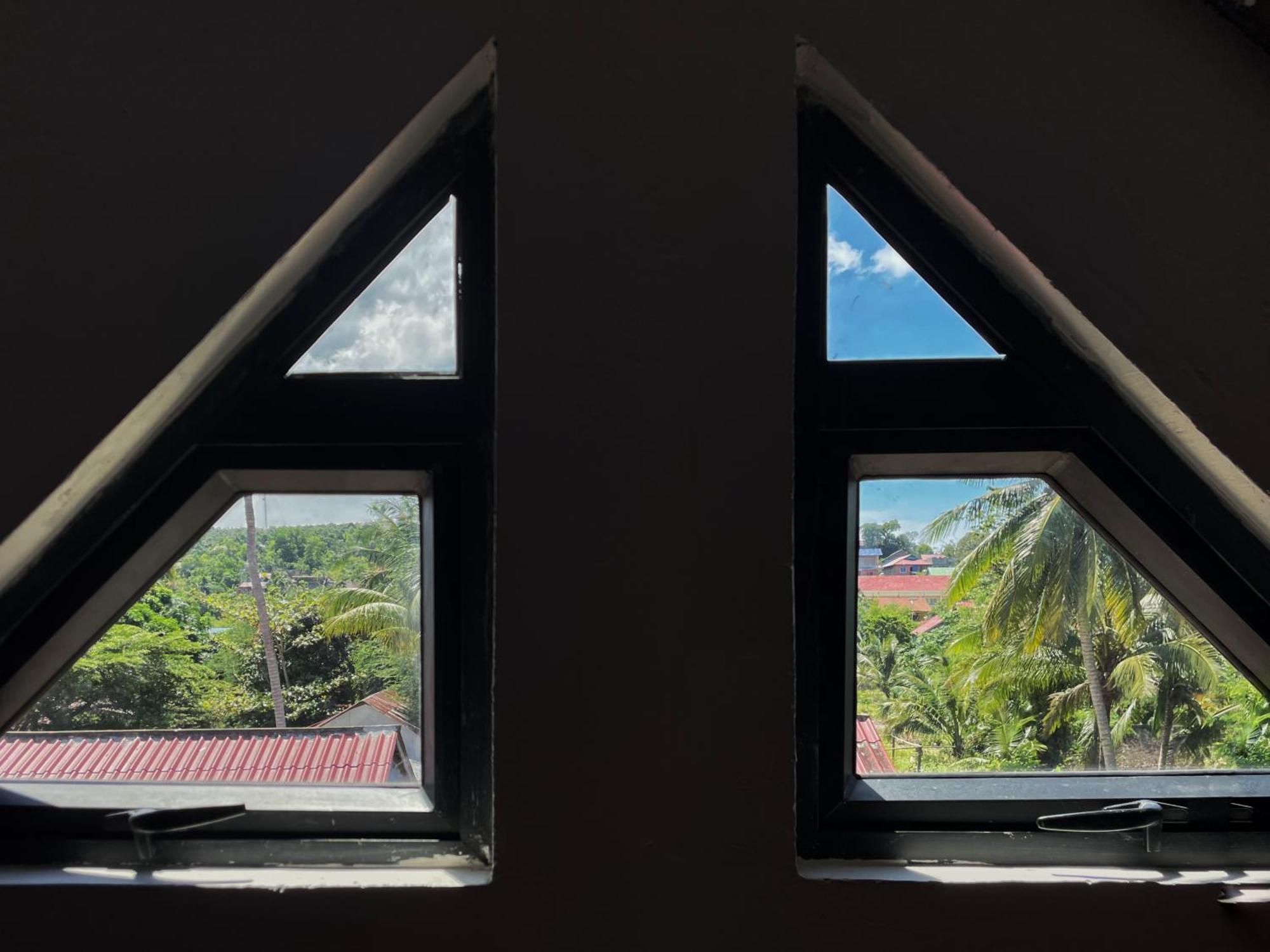 Seashell Guesthouse, Bar And Tattoos ロンサレム島 エクステリア 写真