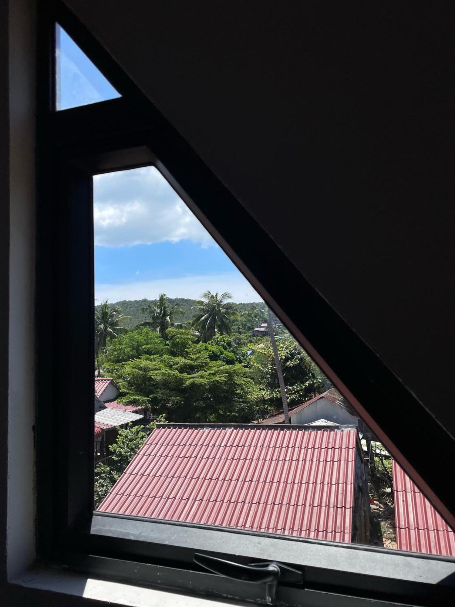 Seashell Guesthouse, Bar And Tattoos ロンサレム島 エクステリア 写真